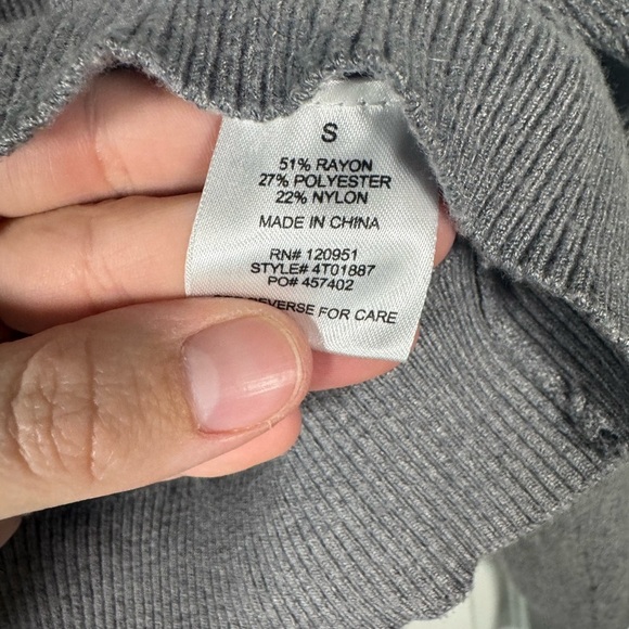 Stone + Sage Cropped Ribbed Charcoal Gray Long Sleeve Sweater Size Small - Picture 5 of 6